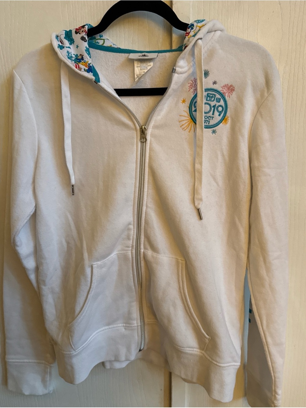 Walt Disney World Parks 2019 Pullover Graphic White Sweater Size M Engraved